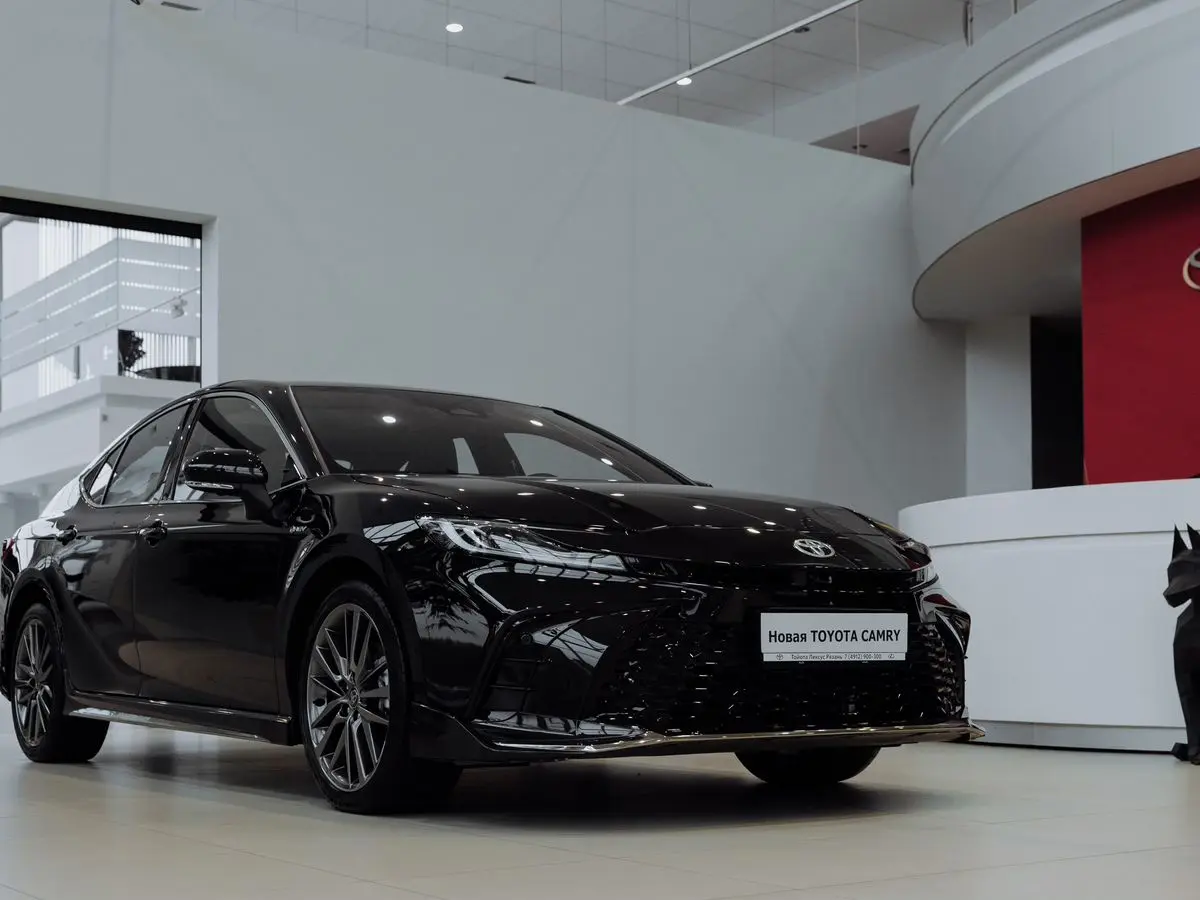 Toyota Camry в автосалоне